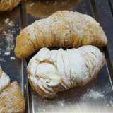 Coda di aragosta - Si tratta di una variante della sfogliatella riccia napoletana, ma pi� grande e allungata da sembrare appunto il carapace di un�aragosta. Nacque dalla sperimentazione di un pasticcere napoletano 